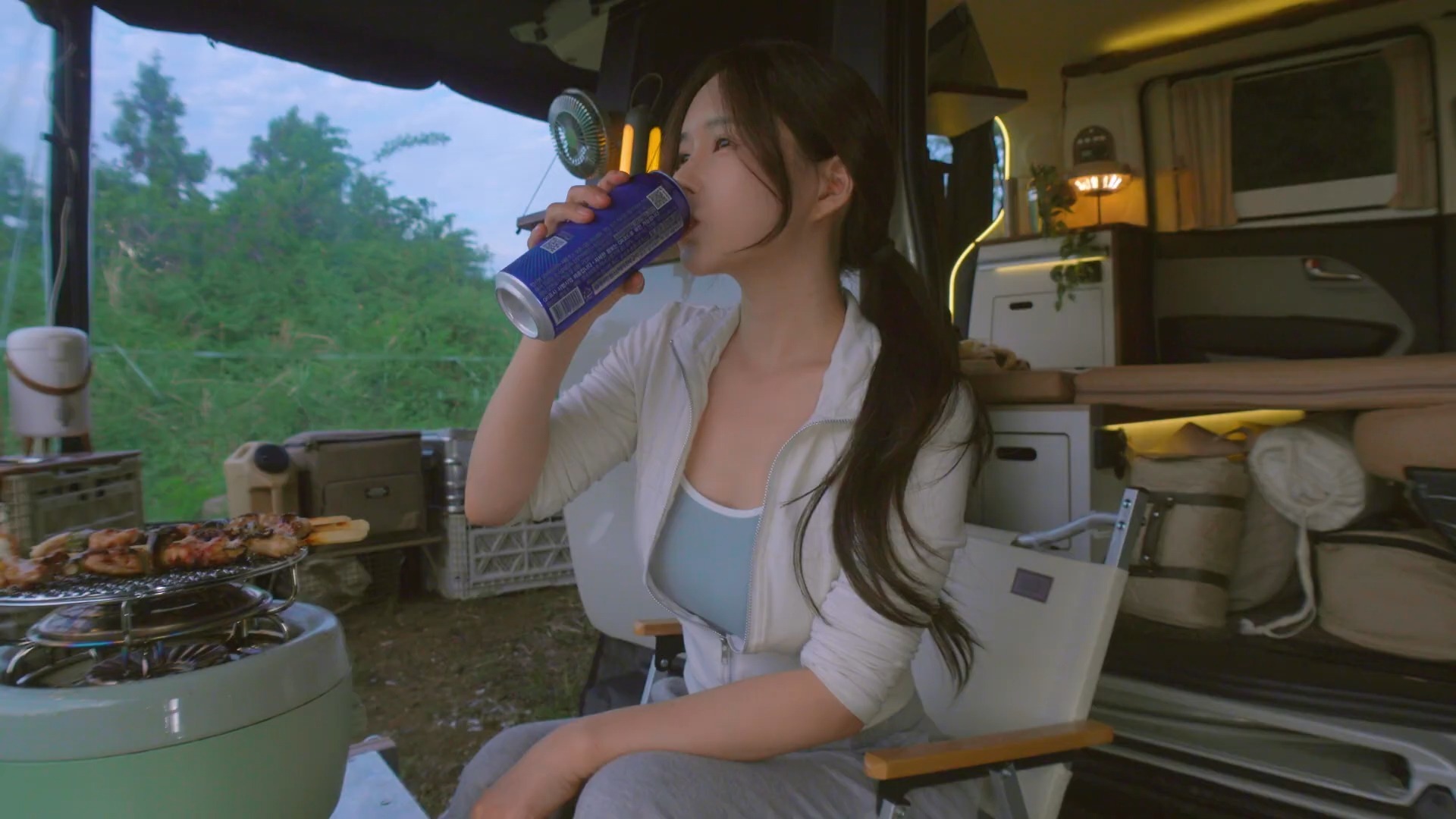 武汉渡江节：两千余名中外“泳士”搏浪长江